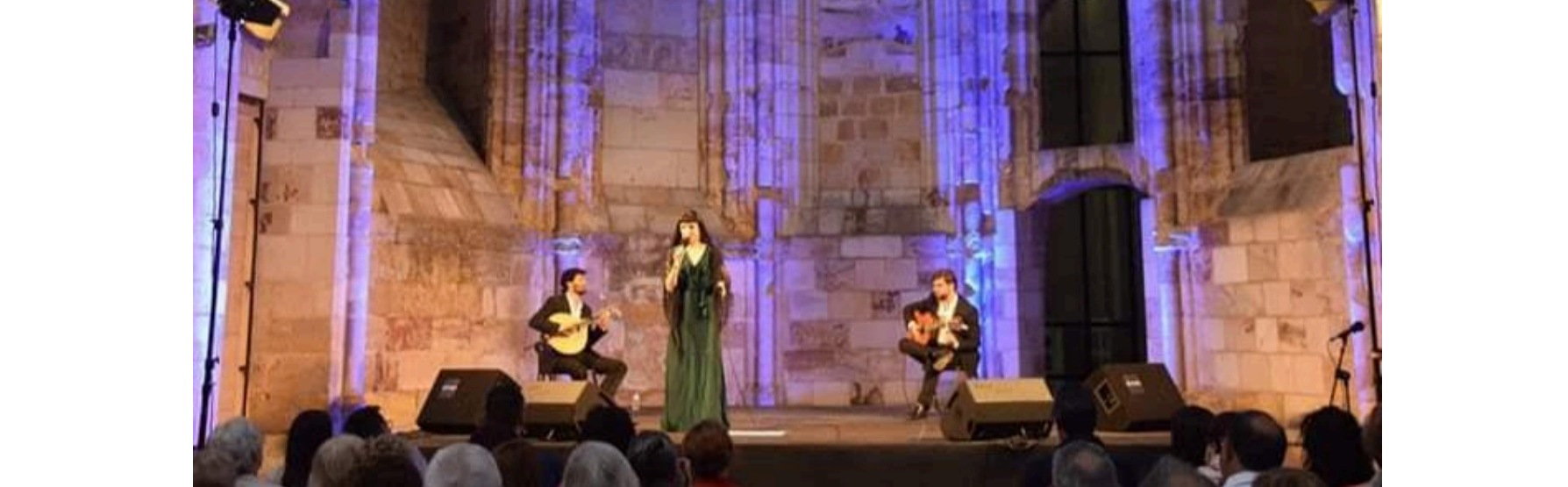 Severa — conjunto tradicional de Fado, fadista com guitarra portuguesa e viola de fado